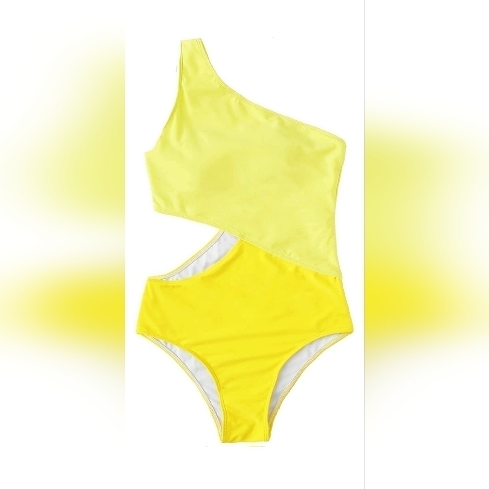 Sassy yellow one shoulder swimsuit! 💛 Size small!